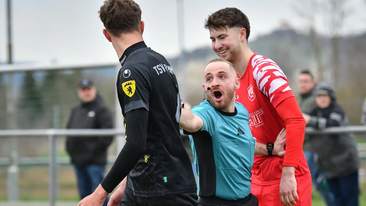 FC Rottenburg vs. TSV Frommern, Fussball, Landesliga 3 Wuerttemberg, 20. Spieltag, Saison 2024/2025, 30.03.2025: Schiedsrichter Paul Poddig trennt Maximilian Plaetke (TSV Frommern, #04) und Lennis Eberle (FC Rottenburg, #10)
FC Rottenburg vs. TSV Frommern, Fussball, Landesliga 3 Wuerttemberg, 20. Spieltag, Saison 2024/2025, 30.03.2025,
Foto: Eibner-Pressefoto/Ralph Kunze