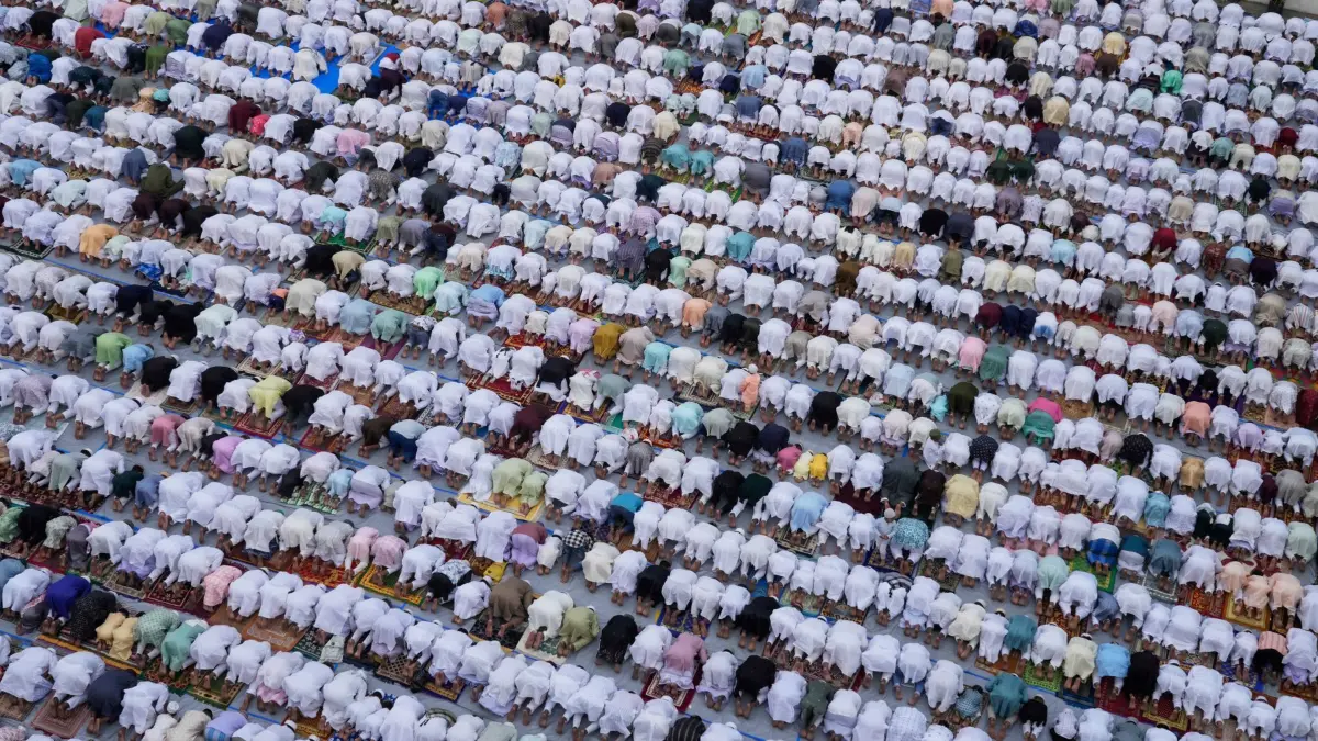 Eid al-Fitr Fest zum Ende des Ramadan - Indien: 31.03.2025, Indien, Bankra: Muslime verrichten das Eid al-Fitr-Gebet zum Ende des heiligen Fastenmonats Ramadan. Foto: Bikas Das/AP/dpa +++ dpa-Bildfunk +++