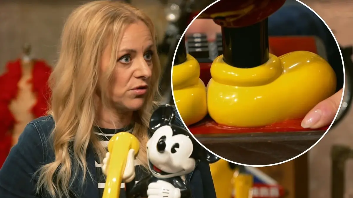 Expertin Annika Raßbach findet bei Bares für Rares deutliche Klebespuren an einem Disney-Telefon.