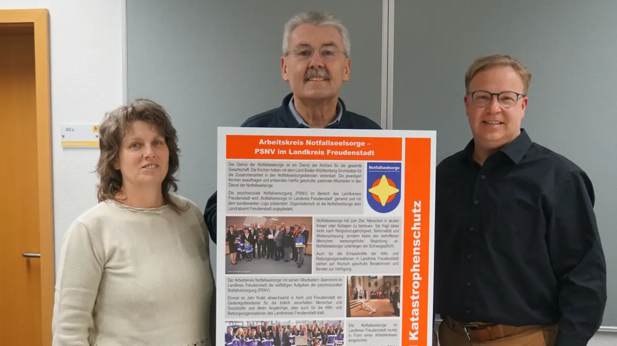 Von links: Katharina Stenzel, die Vorsitzende des Arbeitskreises PSNV, Kreisbrandmeister Frank Jahraus und Pfarrer Timo Stahl.