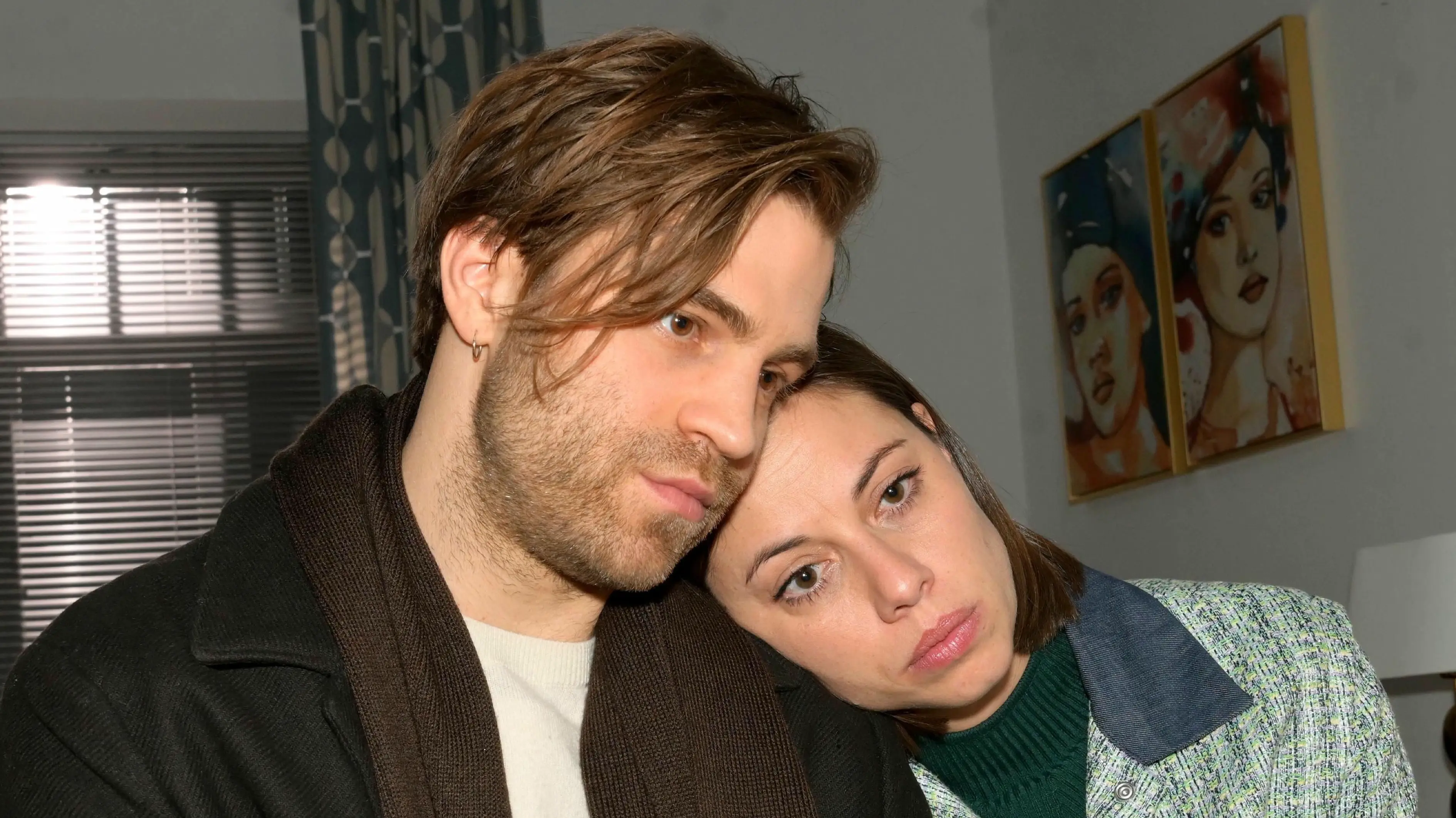 Julian (Onno Buß) merkt, dass Matilda (Anna-Katharina Fecher) sehr unter dem Verlust ihres Vaters leidet.