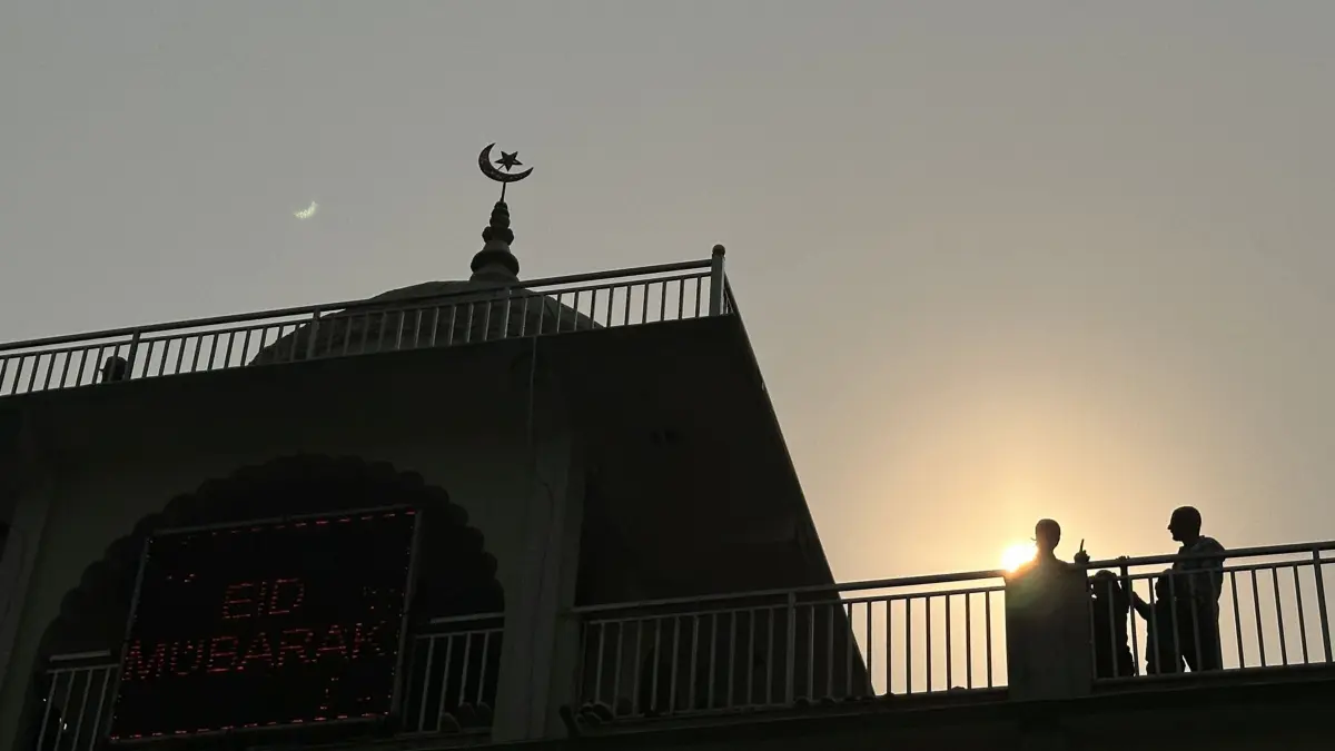 Eid al-Fitr Fest zum Ende des Ramadan - Nepal: 31.03.2025, Nepal, Kathmandu: Angehörige der muslimischen Gemeinschaft nehmen an Massengebeten während des Eid al-Fitr-Festes in der Kashmiri-Moschee teil. Eid al-Fitr markiert das Ende des heiligen Monats Ramadan, in dem Muslime auf der ganzen Welt von Sonnenaufgang bis Sonnenuntergang fasten. Foto: Sunil Sharma/ZUMA Press Wire/dpa +++ dpa-Bildfunk +++