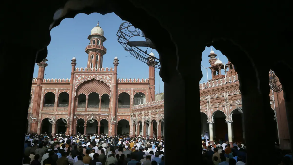 Eid al-Fitr Fest zum Ende des Ramadan - Pakistan: 31.03.2025, Pakistan, Peshawar: Muslime nehmen an einem Eid al-Fitr-Gebet in der historischen Sunehri-Moschee in Peshawar, Pakistan, teil, das das Ende des heiligen Fastenmonats Ramadan markiert. Foto: Muhammad Sajjad/AP/dpa +++ dpa-Bildfunk +++