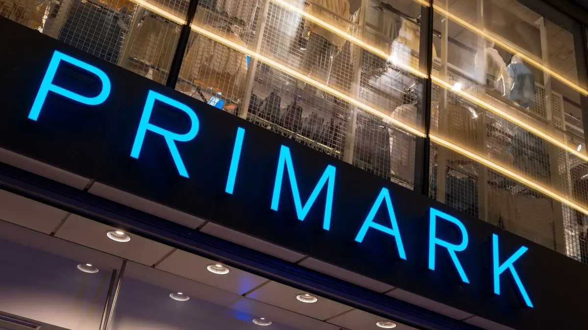 Primark: ARCHIV - 08.11.2021, Berlin: Das Logo des Bekleidungsgeschäfts Primark leuchtet am Abend an der Fassade. (zu dpa: «Modehändler Primark: Chef tritt nach Vorwurf zurück») Foto: Monika Skolimowska/dpa-Zentralbild/dpa +++ dpa-Bildfunk +++