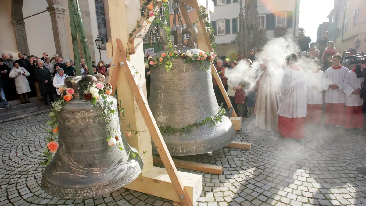 (ohne Überschrift): Vorsicht: Dieses Foto ist möglicherweise nur für den einstigen Verlag Schwäbisches Tagblatt verwendbar. Rottenburg, Bischof Gebhard Fürst weiht die neuen Domglocken mit Weihrauch. Bild: Mozer
19-10-2008 / Bild: MOZER