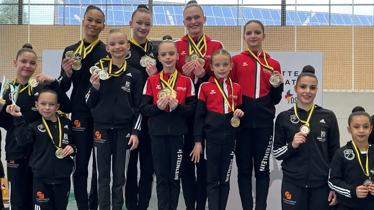 Spor Sport Sportakrobatik Akrobatik TSGV Albershausen TV Ebersbach Gruppenbild mit allen Platz 1 bis 3 von links nach rechts: Anni Böhm, Paulina Wycislik, Alisha Garrido, Missemi Pöge, Zoe Fendt, Catrina Walther, Marleen Ruoss, Hannah Walter, Frida Dittrich, Diana Stoykova, Marie Pavic, Anhelina Abdullaieva, Amelie Pavic