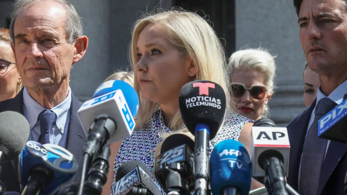 Virginia Roberts Giuffre spricht im Fall Epstein mit Journalisten vor einem Gericht in Manhattan. Die US-Amerikanerin Giuffre behauptet, sie sei als 17-Jährige (als sie noch Roberts hieß) dreimal zu Sex mit Prinz Andrew gezwungen worden.