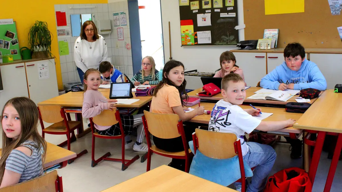 Viertklässler in der Hausaufgabenbetreuung der Obersontheimer Schenk-Friedrich-Schule. Hinten links Awo-Mitarbeiterin Gaby Ehrmann.