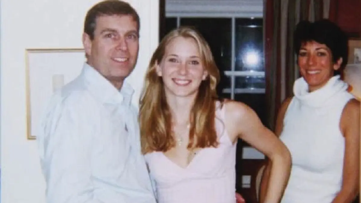 Diese undatierte, vom US-Justizministerium zur Verfügung gestellte Foto zeigt Prinz Andrew (l-r), Herzog von York, Virginia Giuffre aus den USA und Ghislaine Maxwell. Im Missbrauchsskandal um den US-Multimillionär Epstein hat ein Gericht die Klarnamen von mutmaßlich rund 170 zuvor meist anonym behandelten Personen veröffentlicht.