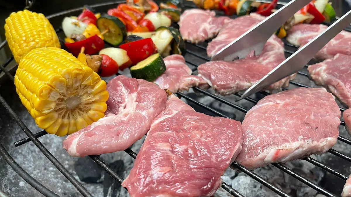 Studie: Thema Ernaehrung kann Gesellschaft spalten: Fleisch und Gemuese auf einem Grill (Foto vom 10.07.2022). Das Thema Ernaehrung ist einer Studie zufolge mit Scham und Abwertung besetzt. Der am Dienstag veroeffentlichten Untersuchung der Robert-Bosch-Stiftung in Stuttgart zufolge empfinden 34 Prozent der Befragten negative Gefuehle fuer Menschen, die taeglich Fleisch essen. Sogar 56 Prozent werten Veganerinnen und Veganer ab. Besonders stark ist die Abwertung von Menschen, die sich hauptsaechlich von Fastfood ernaehren: 74 Prozent der Befragten schauen auf die Konsumenten ungesunder Schnellgerichte herab. (Siehe epd-Meldung vom 01.04.2025) *** Local Caption *** 00470686