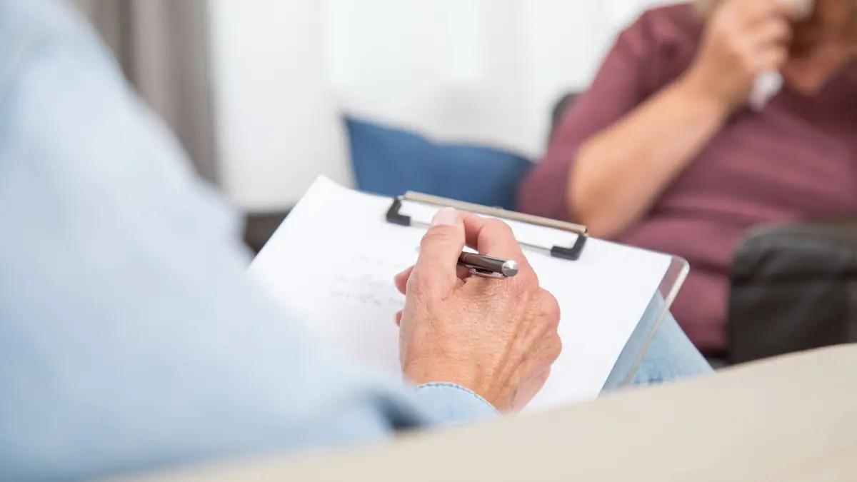 Psychotherapeut im Gespräch: ILLUSTRATION - Ob bei Depression, Burnout-Syndrom oder Ängsten: Häufig wird zur Behandlung solcher Erkrankungen und Störungen eine Psychotherapie empfohlen. (zu dpa: «Psychotherapie: Wer für die Kosten aufkommt») Foto: Christin Klose/dpa-mag - Honorarfrei nur für Bezieher des Dienstes dpa-Magazin +++ dpa-Magazin +++