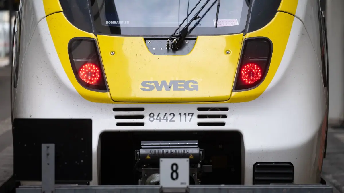 ARCHIV - 12.01.2023, Baden-Württemberg, Stuttgart: Ein Zug des Bahnunternehmens SWEG steht auf einem Gleis des Hauptbahnhofs. (zu dpa: «Warnstreiks bei Bussen und Bahnen in Baden-Württemberg») Foto: Marijan Murat/dpa +++ dpa-Bildfunk +++