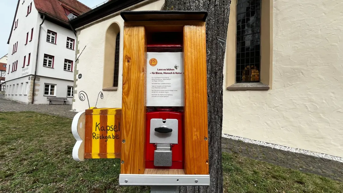 Der Saatgutautomat steht an der Kirche in Rosenfeld.