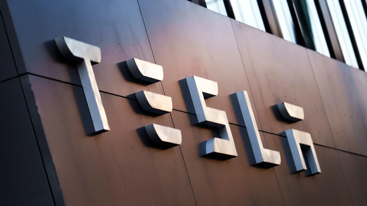 Tesla Service Center Frankfurt: 03.04.2025, Hessen, Frankfurt/Main: Das Logo des Automobilherstellers Tesla ist an der Außenfassade des Service Center Frankfurt Ostend angebracht. Tesla verkaufte im ersten Quartal 2025 deutlich weniger Fahrzeuge. Die Zahl der produzierten Autos sank merklich im Vergleich zur Vorjahresperiode. Foto: Andreas Arnold/dpa +++ dpa-Bildfunk +++