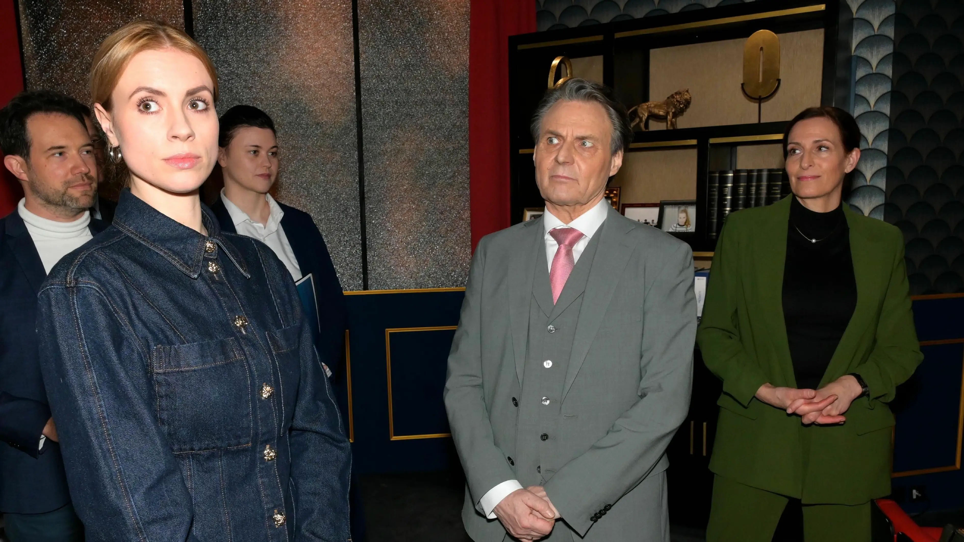 GZSZ-Serienstar Jo Gerner (Wolfgang Bahro) kehrt wieder auf den Chefsessel in seiner Bank zurück. Zoe (Lara Dandelion Seibert, l.) wird das nicht schmecken. Katrin (Ulrike Frank, r.) hat Gerners Geschäfte vorübergehend übernommen.