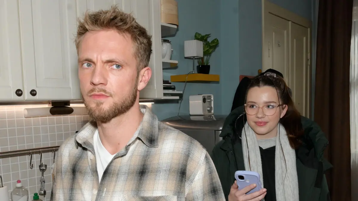 Paul (Niklas Osterloh) versucht, mit Vernunft an seine Tochter Kate (Zoé Baillieu) heranzukommen.