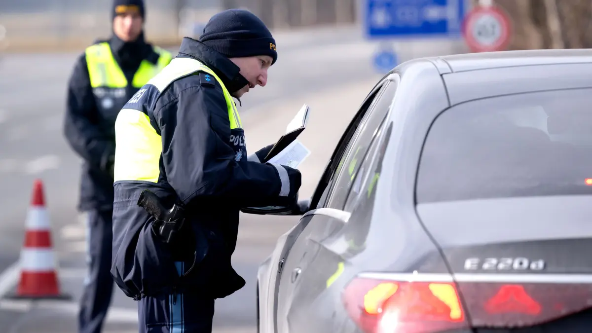 Polizisten kontrollieren an einer mobilen Kontrollstelle kurz hinter der Grenze Fahrzeuge, die aus Österreich nach Deutschland kommen. +++ dpa-Bildfunk +++