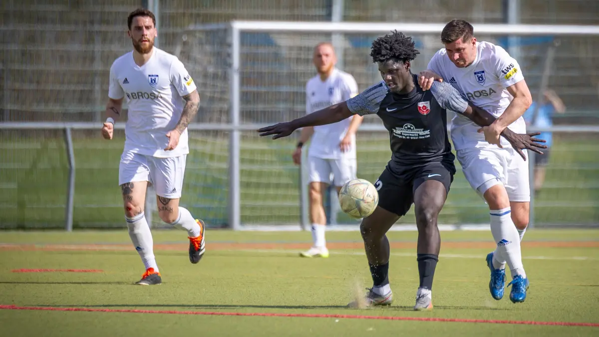 Fußball, Landesliga: Das war der Spieltag am Wochenende.Foto: Türkspor Neu-Ulm (schwarz) gegen Ravensburg II (weiß) - Nr 72 Türkspor Andrew Owusu