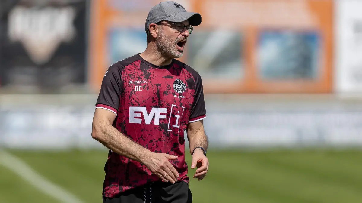 GER, 1. Goeppinger SV vs. FC 08 Villingen, Fussball, Regionalliga SW, 28. Spieltag, Saison 2024/2025, 05.04.2025: Gianni Coveli (1. Goeppinger SV, Chef-Trainer) schreit seine Mannschaft an,
GER, 1. Goeppinger SV vs. FC 08 Villingen, Fussball, Regionalliga SW, 28. Spieltag, Saison 2024/2025, 05.04.2025,
Foto: Eibner-Pressefoto/Jani Pless