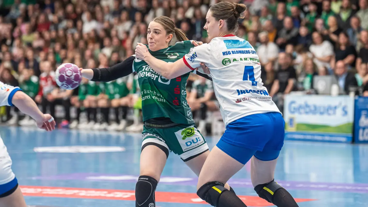 Frisch Auf Goeppingen vs. HSG Blomberg-Lippe, Handball, 1. Bundesliga, Spielzeit 2024/2025, 05.04.2025: Lea Neubrander (Frisch Auf Frauen, #81) im Zweikampf mit Andrea Jacobsen (HSG Blomberg-Lippe, #04), Frisch Auf Goeppingen vs. HSG Blomberg-Lippe, Handball, 1. Bundesliga, Spielzeit 2024/2025, 05.04.2025
Foto: EIBNER/Michael Schmidt