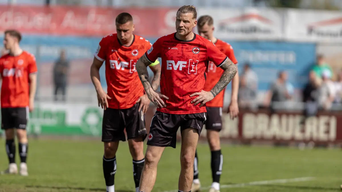 GER, 1. Goeppinger SV vs. FC 08 Villingen, Fussball, Regionalliga SW, 28. Spieltag, Saison 2024/2025, 05.04.2025: Kevin Dicklhuber (1. Goeppinger SV #30) und Filip Milisic (1. Goeppinger SV #28) traurig,
GER, 1. Goeppinger SV vs. FC 08 Villingen, Fussball, Regionalliga SW, 28. Spieltag, Saison 2024/2025, 05.04.2025,
Foto: Eibner-Pressefoto/Jani Pless
