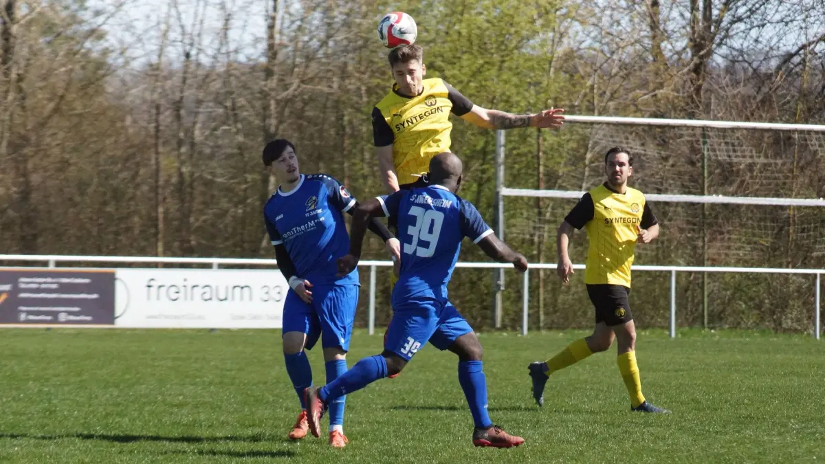 Der SV Ingersheim (blau) nimmt erfolgreich Revanche für die Vorrundenniederlage und bezwingt den TSV Crailsheim II im Stadtderby mit 1:0.