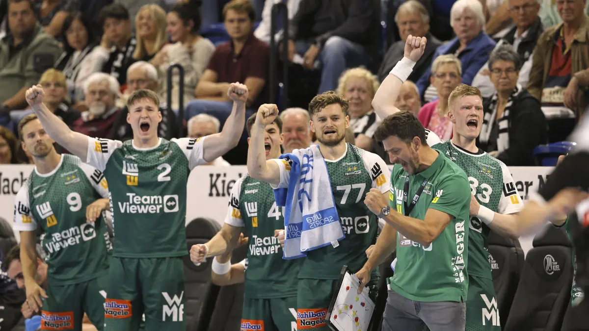 Foto : Torjubel an der Göppinger Trainerbank, rechts Trainer Benjamin Mitschke , daneben Ymir Örn Gislason rechts , 33 und David Schmidt 77 , links Oskar Neudeck 2 und Andreas Flodman 9 Handball Herren 1. Bundesliga am Do. 12.09.2024 THW Kiel - FA Göppingen *** Photo Goal celebration at the Göppingen bench, right coach Benjamin Mitschke , next to Ymir Örn Gislason right , 33 and David Schmidt 77 , left Oskar Neudeck 2 and Andreas Flodman 9 Handball Men 1 Bundesliga on Thu 12 09 2024 THW Kiel FA Göppingen