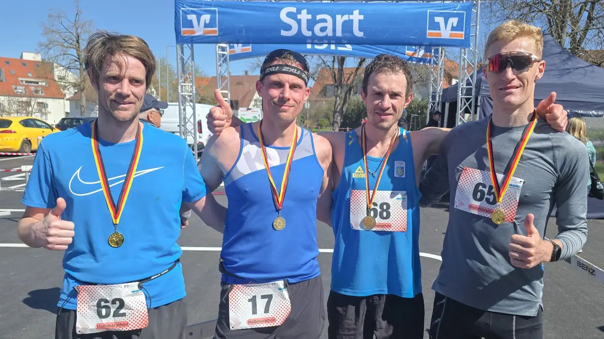 Die vier schnellsten Läufer beim Geislinger Halbmarathon, von links: Timo Breitenreiter (TV Sulz, 4. Platz), Benedikt Geiger (TV Weilstetten, 3. Platz), Yevhen Ommier (1. Platz) und Thomas Bosh (TG Schömberg, 2. Platz).