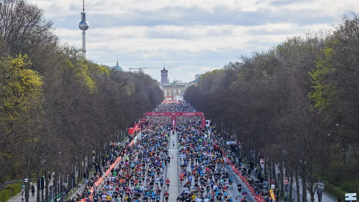 Berliner Halbmarathon: 06.04.2025, Berlin: Etwa 41.000 Läufer und Läuferinnen starten beim Berlin Halbmarathon auf der Straße des 17. Juni. Foto: Joerg Carstensen/dpa +++ dpa-Bildfunk +++