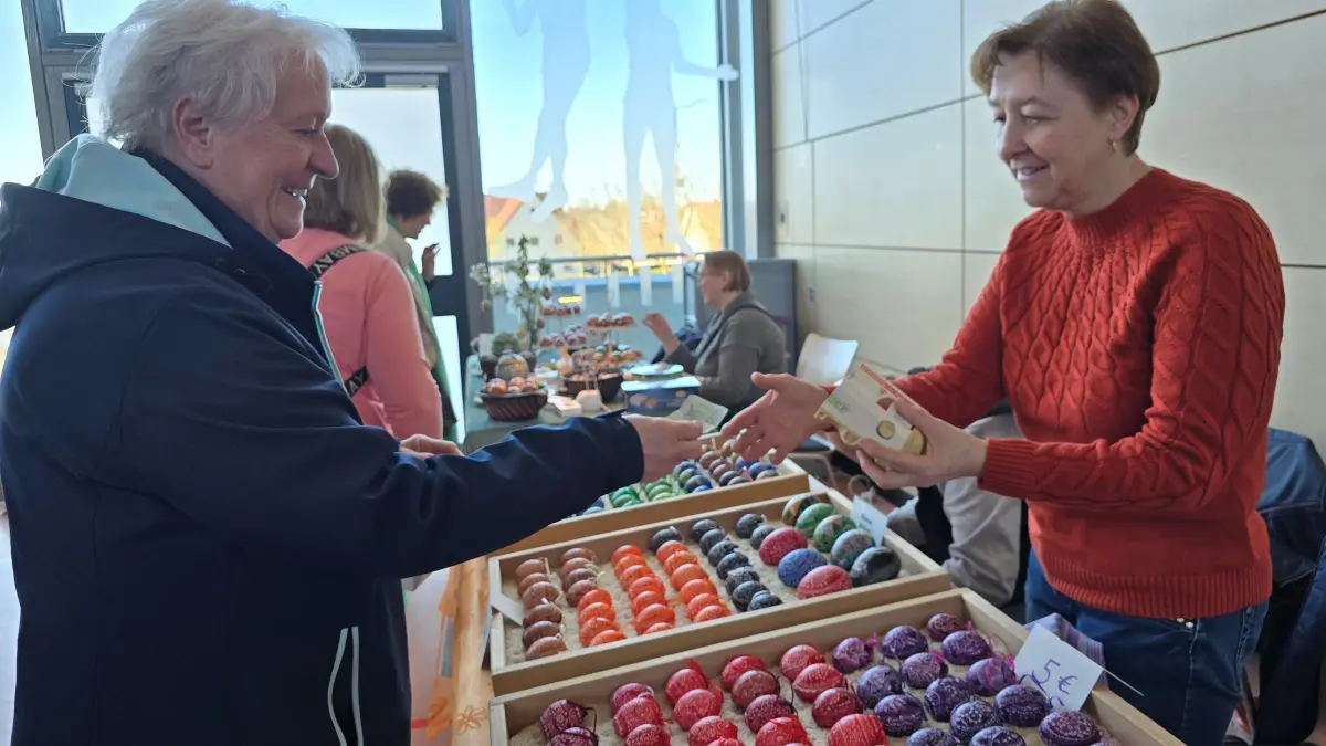 Ostermarkt in der Mehrzweckhalle Blaufelden: So manches Schmuck- oder Schmückstück wechselt gegen ein paar Euro am Sonntag beim Ostermarkt den Besitzer – auch in Eierform.