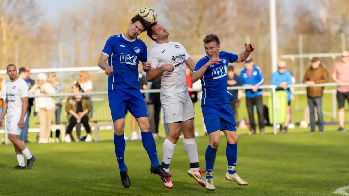 SG Altheim (weiß) gegen SG Öpfingen 0:3 Bezirksliga Fußball Derby