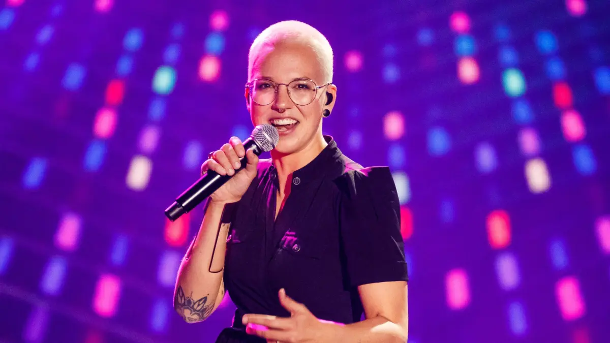 Stefanie Heinzmann ist mit ihrer neuen Single Power zurück. Und sie geht 2026 auf Tour.