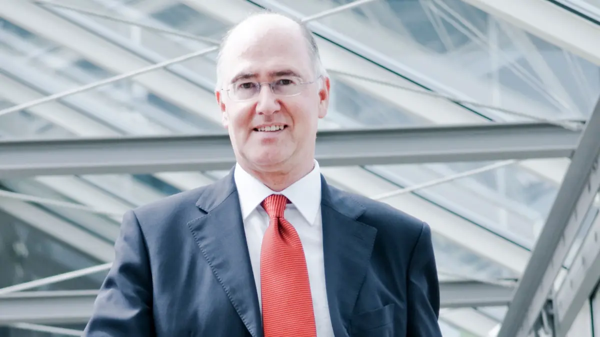 Zu Beginn der heutigen Sitzung des Kreistages teilte Landrat Dr. Wolf-Rüdiger Michel den Kreisrätinnen und Kreisräten mit, dass er mit Ablauf seiner dritten Amtszeit Ende April 2026, mit dann über 67 Jahren, regulär in den Ruhestand treten werde. „Ich habe diesen sehr frühen Zeitpunkt für meine heutige Erklärung bewusst gewählt, damit Sie als Kreisrätinnen und Kreisräte ausreichend Zeit haben, die Weichen für die Wahl einer Nachfolgerin oder eines Nachfolgers zu stellen“, so Michel. Dank des guten, fairen und konstruktiven Miteinanders von Kreistag und Verwaltung hätte man auch in den vergangenen Jahren gemeinsam vieles bewegt – interessante, schöne und manchmal auch durchaus herausfordernde Aufgaben bewältigt. Dies wünsche sich Michel auch für seine verbleibenden 13 Monate im Amt.