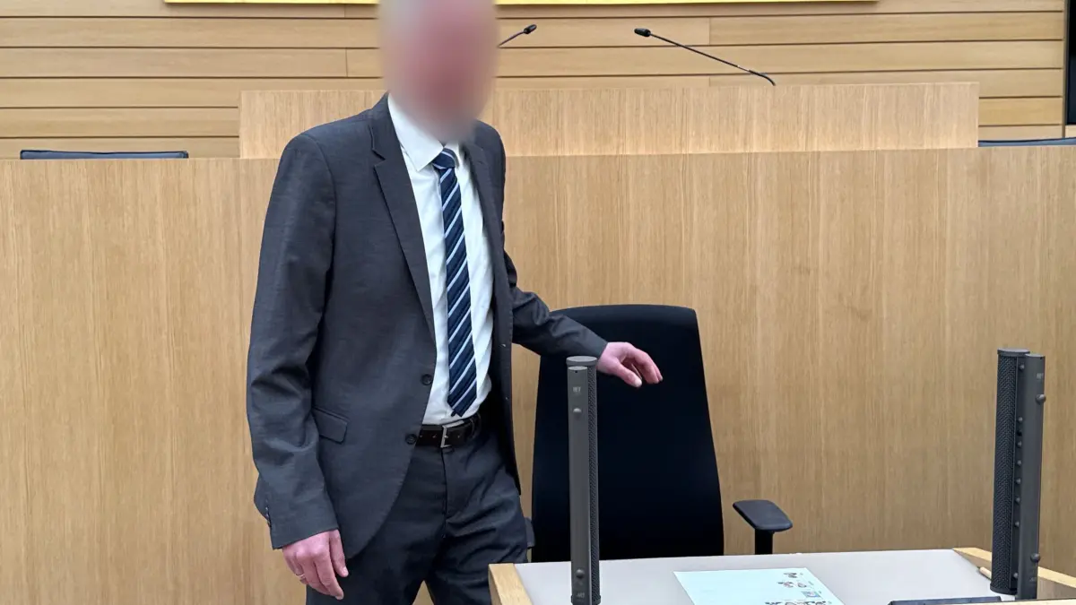 Polizeiinspekteur schweigt - und übt dennoch Kritik: 07.04.2025, Stuttgart: Der Ex-Inspekteur der Polizei nimmt im Zeugenstand Platz. Der vom Dienst suspendierte baden-württembergische Inspekteur der Polizei machte in einem rund fünfminütigen Statement deutlich, warum er von seinem Auskunftsverweigerungsrecht Gebrauch macht – gleichzeitig bezeichnete er Vorwürfe gegen seine Person als nicht zutreffend. Der Untersuchungsausschuss zu Polizei-Missständen tagt seit sehr langer Zeit. Foto: Nico Pointner/-/dpa - ACHTUNG: Der Ex-Inspekteur der Polizei wurde aus rechtlichen Gründen gepixelt. +++ dpa-Bildfunk +++
