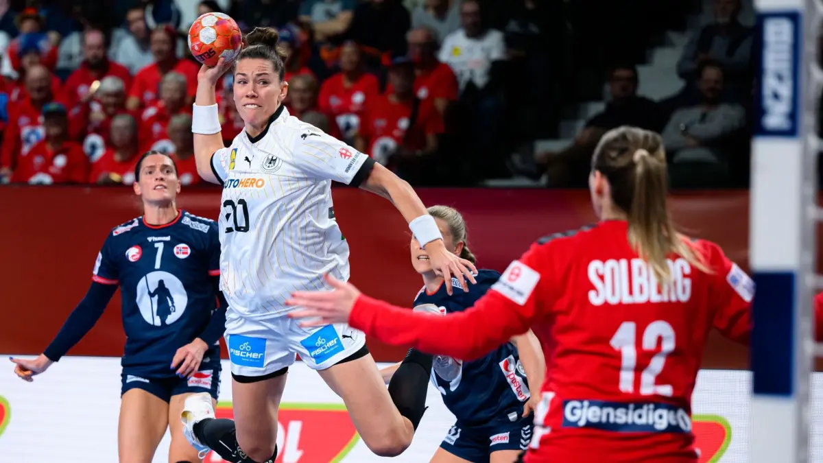 Norwegen - Deutschland: ARCHIV - 09.12.2024, Österreich, Wien: Handball, Frauen: EM, Norwegen - Deutschland, Hauptrunde, Gruppe 2, 3. Spieltag in der Wiener Stadthalle: Emily Boelk / Bölk (Deutschland), Silje Solberg-Oesthassel (Norwegen) (zu dpa: «WM-Test der Handball-Frauen: Alle Augen auf Bölk gerichtet») Foto: Marco Wolf/wolf-sportfoto/dpa +++ dpa-Bildfunk +++