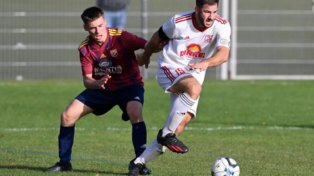 Fussball Bezirksliga 23/24: TSV Hirschau - SSC Tuebingen: Vorsicht: Dieses Foto ist möglicherweise nur für den einstigen Verlag Schwäbisches Tagblatt verwendbar. Fussball Bezirksliga 2023/2024 08.10.2023
TSV Hirschau - SSC Tuebingen
Dreifacher Torschuetze Cihan Canpolat (re, TSV Hirschau) gegen Jakob Gedeon - Goebel (re, SSC Tuebingen )
FOTO: ULMER Pressebildagentur
xxNOxMODELxRELEASExx