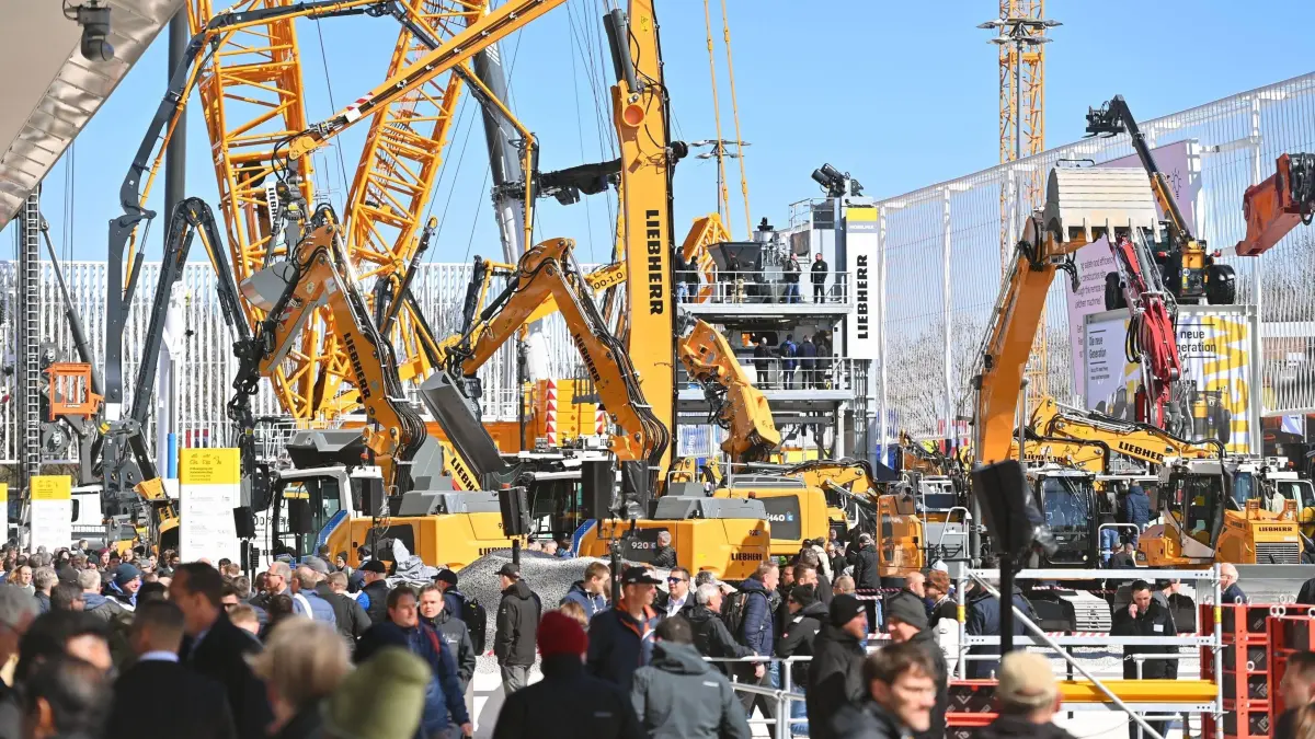 BAUMA 2025 -weltgroesste Messe fuer Baumaschinen vom 7.-13.April 2025: Faszination bauma eroeffnet ihre Pforten vom 7.-13.April 2025 auf dem Messegelaende in Muenchen. Liebherr Bagger und Kraene. Die bauma ist die groesste und wohl eindrucksvollste Fachmesse der Welt mit ueber 400 000 Besuchern. Die unangefochtene internationale Leitmesse begeistert darueber hinaus auch durch ihre Vollstaendigkeit: Alle Branchen. Alle Marktfuehrer. Viele Innovationen. Baufahrzeuge und Baugeraete Baukraene,Kraene auf der Freiflaeche der Messe Muenchen Riem. *** Fascination bauma opens its doors from April 7-13, 2025 at the exhibition grounds in Munich Liebherr excavators and cranes bauma is the largest and probably most impressive trade fair in the world with over 400,000 visitors The undisputed leading international trade