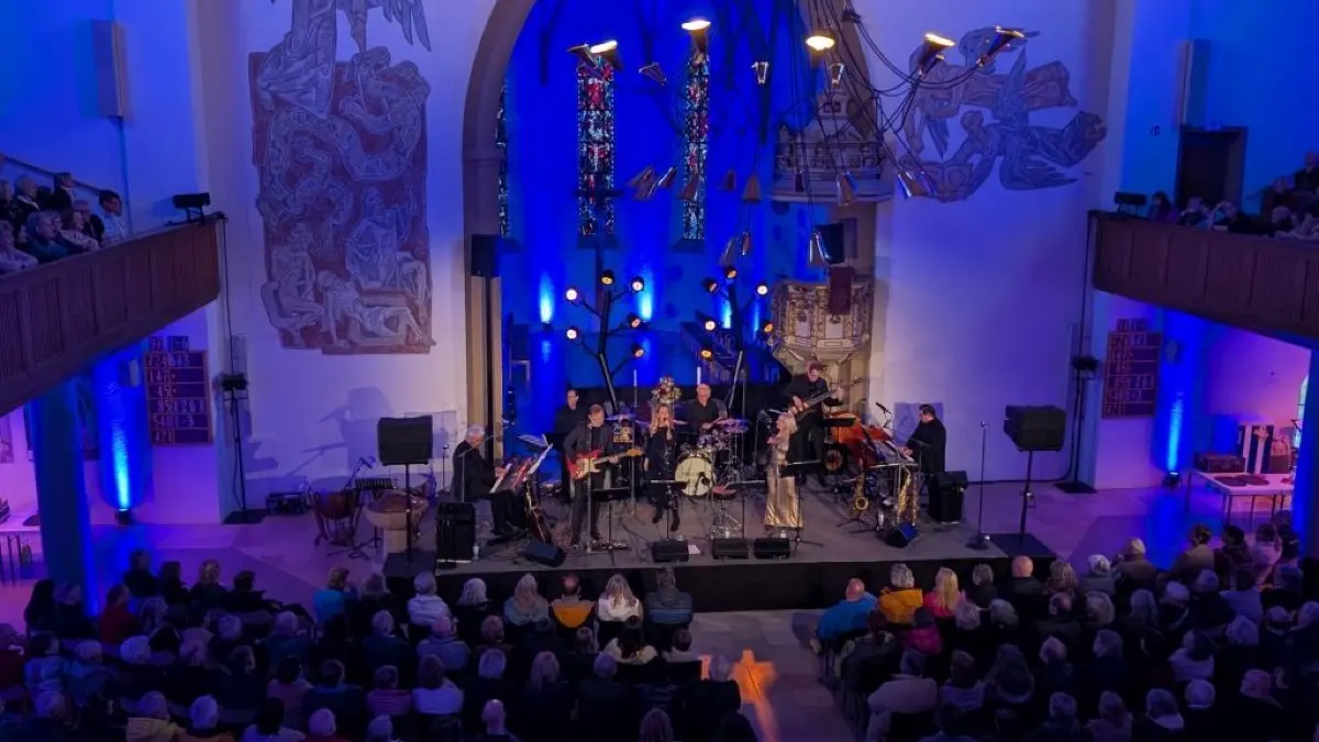 Beim Konzert "Crossover" mit der Band "Südlich von Stuttgart" wurde wieder in der vollen Martinskirche in Ebingen für die Dachsanierung der Albstädter Kirche musiziert.