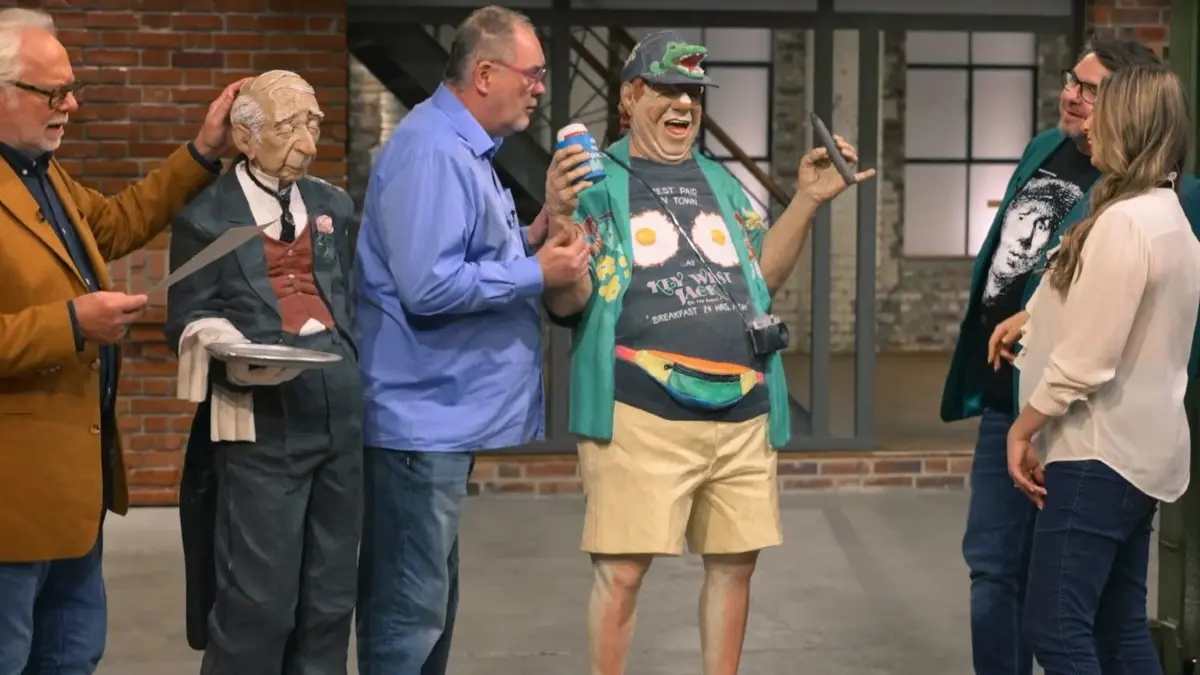 Die Händler freuen sich über die lustigen Gipsfiguren.