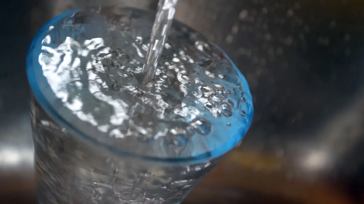 Trinkwasser: ARCHIV - 30.06.2021, Bayern, Kaufbeuren: Leitungswasser fließt in ein Glas, das in einem Spülbecken steht. (zu dpa: «Urteil: Wiesbaden darf Wasserverbrauchssteuer einführen») Foto: Karl-Josef Hildenbrand/dpa +++ dpa-Bildfunk +++