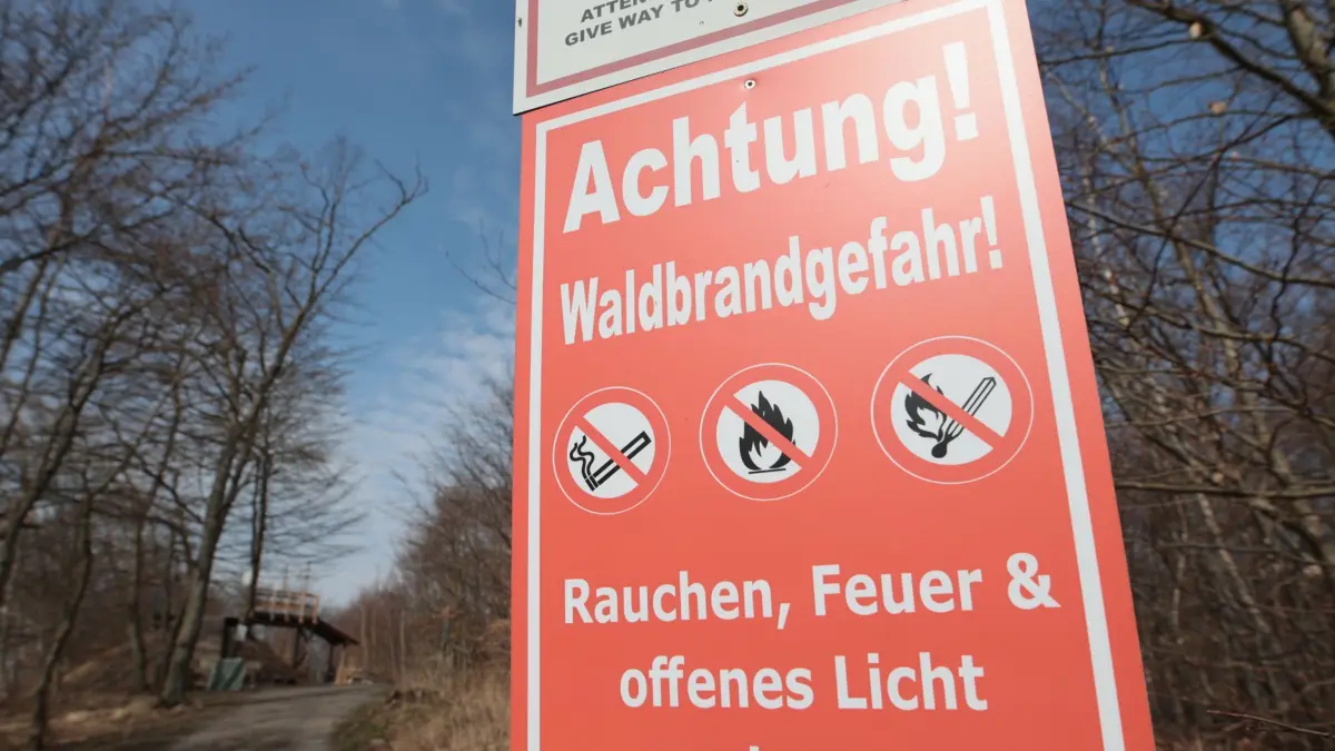 ARCHIV - 23.03.2025, Sachsen-Anhalt, Thale: "Achtung Waldbrandgefahr" steht auf einem Hinweisschild im Bodetal. (zu dpa: «Erhöhte Waldbrandgefahr nach trockenen Wochen in Hessen») Foto: Matthias Bein/dpa +++ dpa-Bildfunk +++