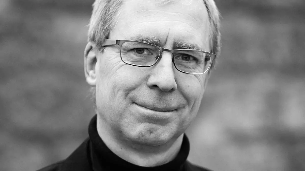 Franz Brochhagen dirigiert die Aufführung in Dresden.