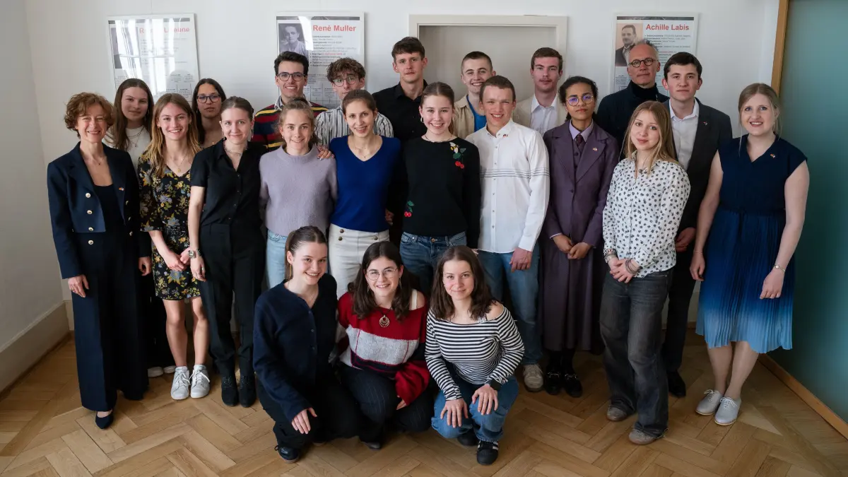 Bilingual-Zug des Kepler-Gymnasiums im Deutsch-Französischen Institut kurz vor der Ausstellungseröffnung zum Projekt "Train de Loos".