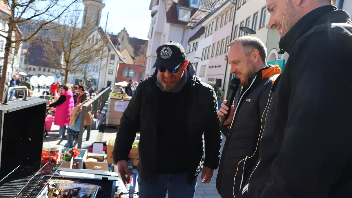 Beim Angrillen 2.0 in Albstadt-Ebingen schauen sich Manuel Taut (rechts), Geschäfstführer der Linde in Ebingen, und Ex-Albschreiber Wolfgang Heyer (Mitte) an, was die Grillteilnehmer nach Anleitung gezaubert haben.