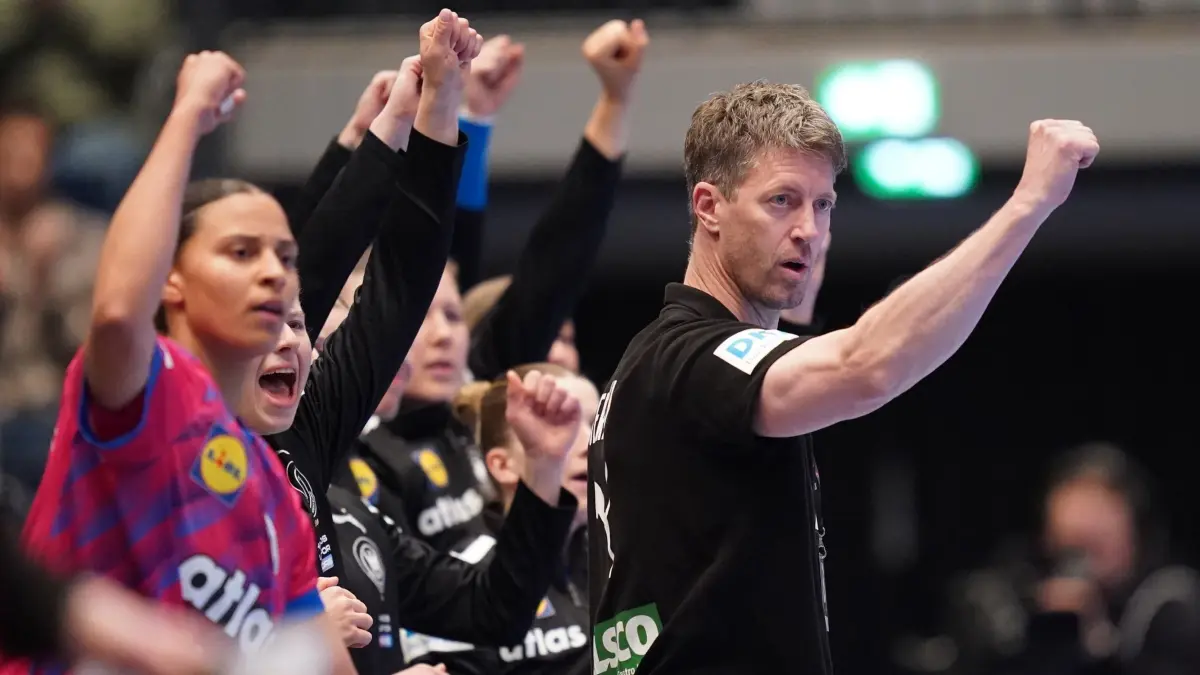 Deutschland - Dänemark: 09.04.2025, Hamburg: Handball, Frauen: Länderspiel, Deutschland - Dänemark, Sporthalle Hamburg Markus Gaugisch (r), Bundestrainer von Deutschland, jubelt nach einem Tor. Foto: Marcus Brandt/dpa +++ dpa-Bildfunk +++