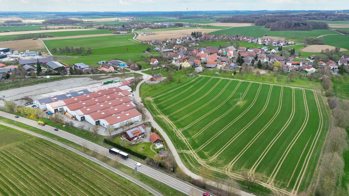 Zwischen der Bundesstraße 19 und der Wohnbebauung in Übrigshausen soll ein neues Baugebiet entstehen.
