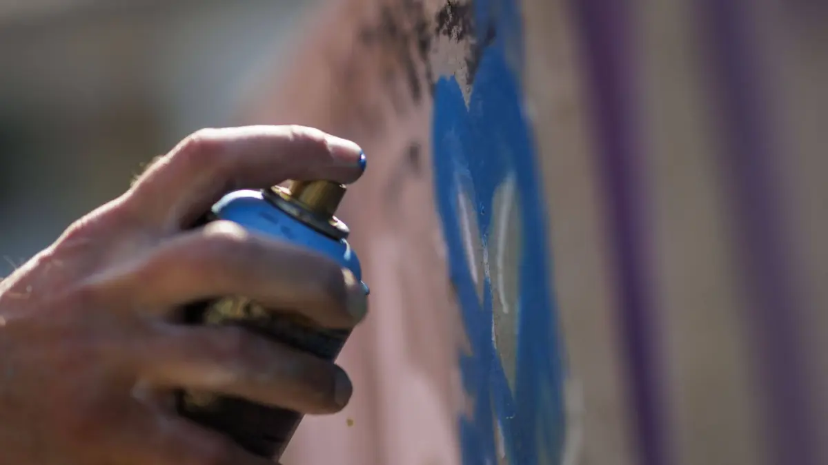 Ein Mann sprueht mit einer Spraydose ein Graffiti an eine Wand. Berlin, 14.08.2024. Berlin Deutschland *** A man sprays graffiti on a wall with a spray can Berlin, 14 08 2024 Berlin Germany Copyright: xKiraxHofmann/photothek.dex