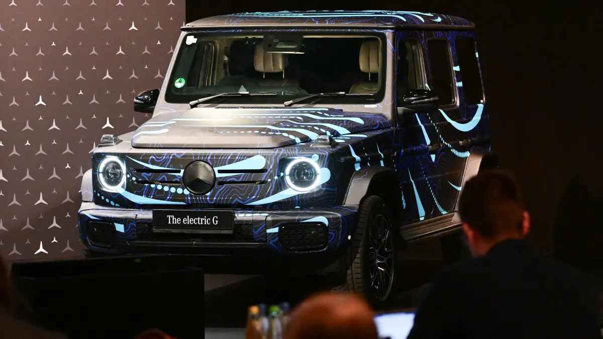 Mercedes, G-Klasse. Ein neues elektrisches G-Klasse Modell steht bei der Jahres Pressekonferenz des Fahrzeugherstellers Mercedes-Benz im Konferenzraum. +++ dpa-Bildfunk +++