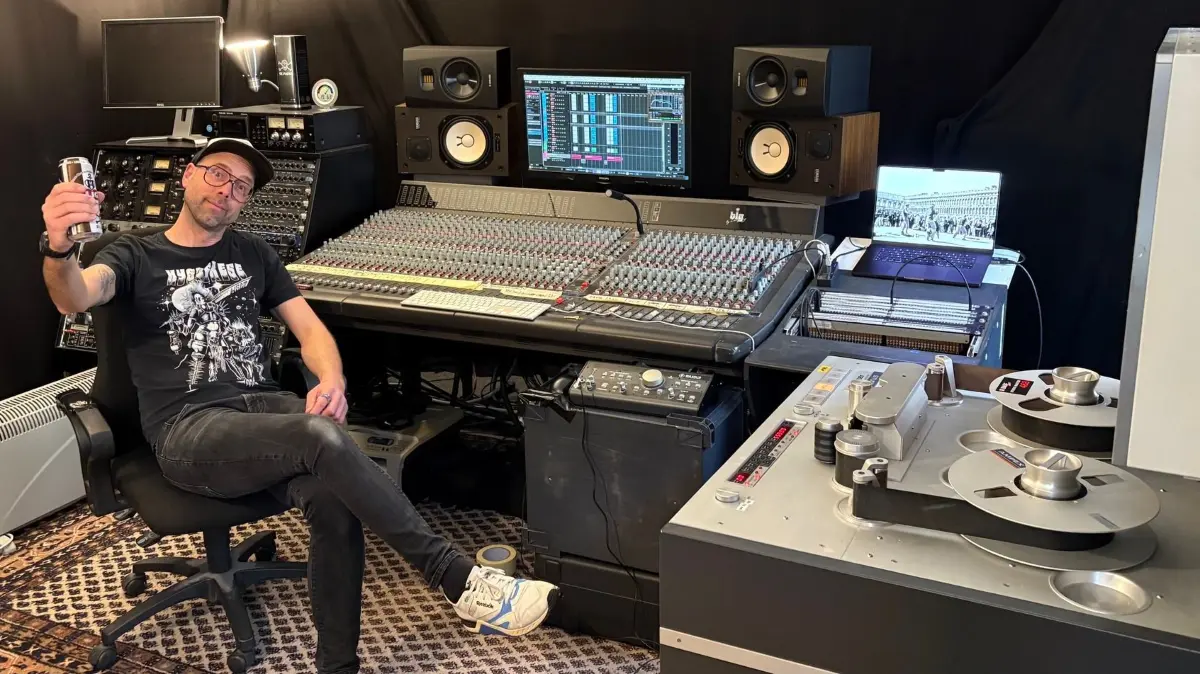 Fabian Schaller glücklich in seinem neuen Tonstudio. Das ist nur wenige Wochen her.