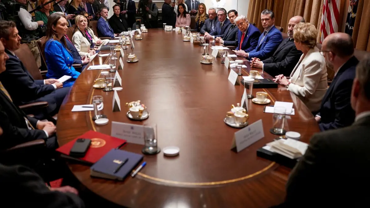 US-Zölle - Trump: 11.04.2025, USA, Washington: US-Präsident Donald Trump (Mitte r) nimmt an einer Kabinettssitzung im Kabinettssaal des Weißen Hauses teil. Foto: -/POOL/AP/dpa +++ dpa-Bildfunk +++